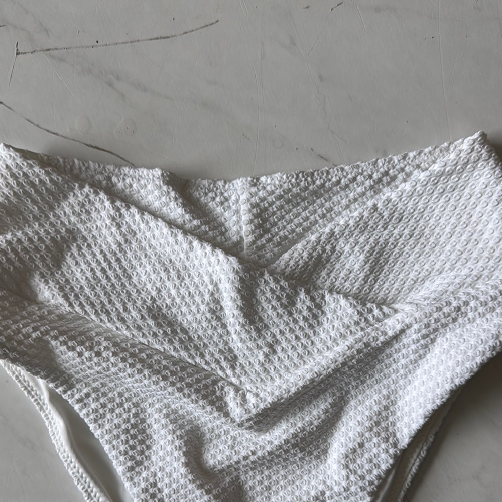 Arie White Textured High Cut Cheeky Bottoms Small - Picture 2 of 5
